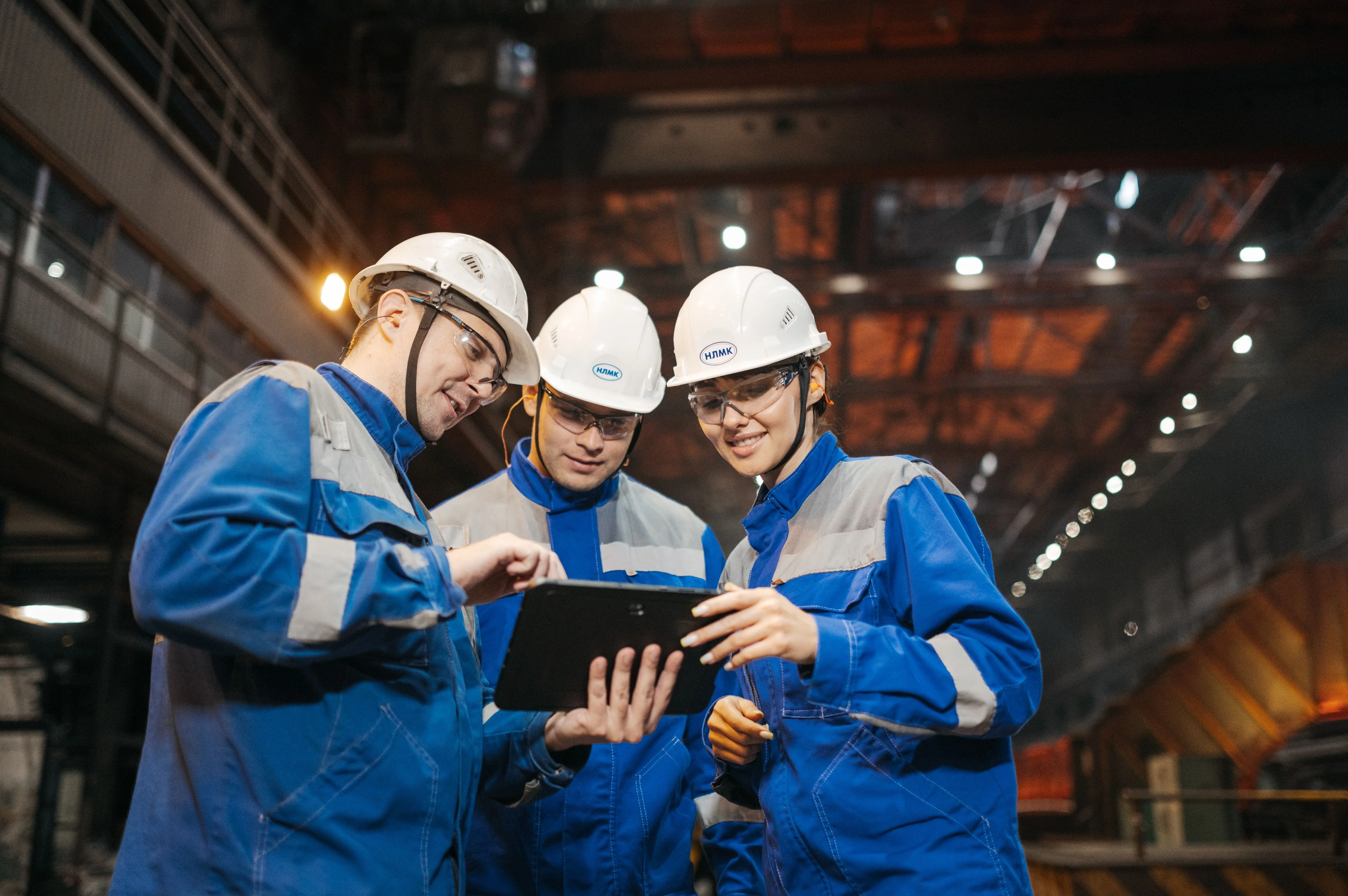 Equipo técnico revisando información de operación